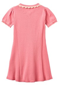 Robe courte tricotée rose à manches courtes avec col festonné et bordure contrastante aux manches, avec des détails de panneaux côtelés sur les côtés.