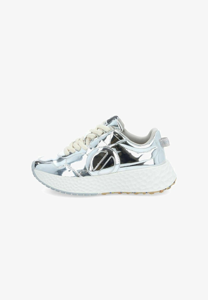 Silberne metallische Sneaker mit einer strukturierten weißen Zwischensohle, runder Zehenform, cremfarbenen Schnürsenkeln und einem seitlichen Logo-Detail. Glatte Oberflfläche.