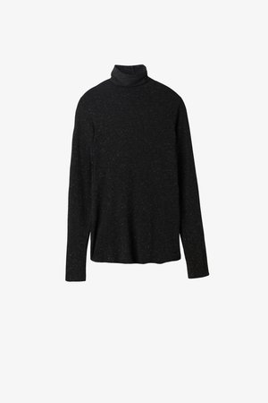 Pull à col roulé noir en tissu texturé avec manches longues et coupe ample, présentant de subtiles nuances de couleur partout.