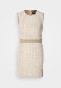 Robe sans manches en tweed beige avec motif texturé et bande beige lisse à la taille, encolure ronde et fermeture éclair au dos.