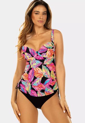 Kwiatowy top tankini do pływania na czarnym tle, z kolorowymi wzorami liści w odcieniach różu, niebieskiego i żółtego. Regulowane wiązania po bokach oraz miękkie miseczki.