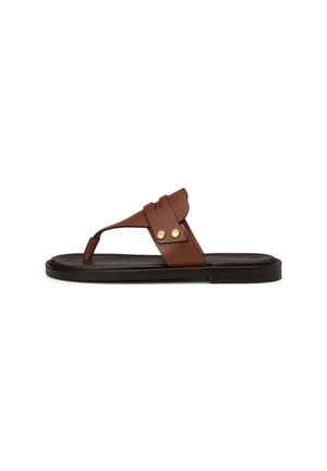 Sandale à lanière en cuir marron avec large bride et deux rivets dorés sur semelle noire, vue de côté sur fond blanc.