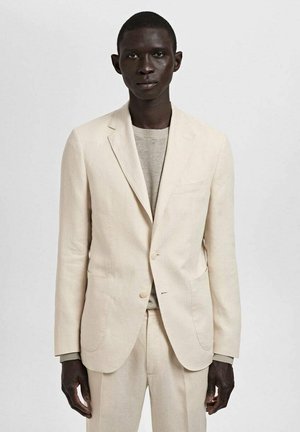 Beige Leinen-Anzugjacke mit Revers, zwei Fronttaschen und zwei Knöpfen. Über einem hellgrauen Oberteil getragen, mit glatter Textur.
