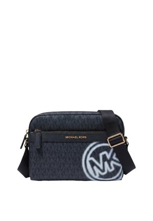 Donkerblauwe Michael Kors crossbodytas met verstelbare zwarte band, gouden rits en frontlogo met groot wit MK-embleem.