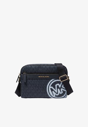 Dunkelblaue Michael Kors Umhängetasche mit verstellbarem schwarzem Riemen, goldfarbenem Reißverschluss und vorderem Logomuster mit großem weißem MK-Emblem.