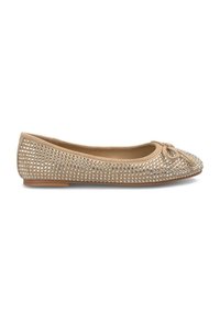 Beige ballerina met een ronde neus, bedekt met schitterende strass-steentjes, voorzien van een decoratieve strik en een platte rubberen zool.