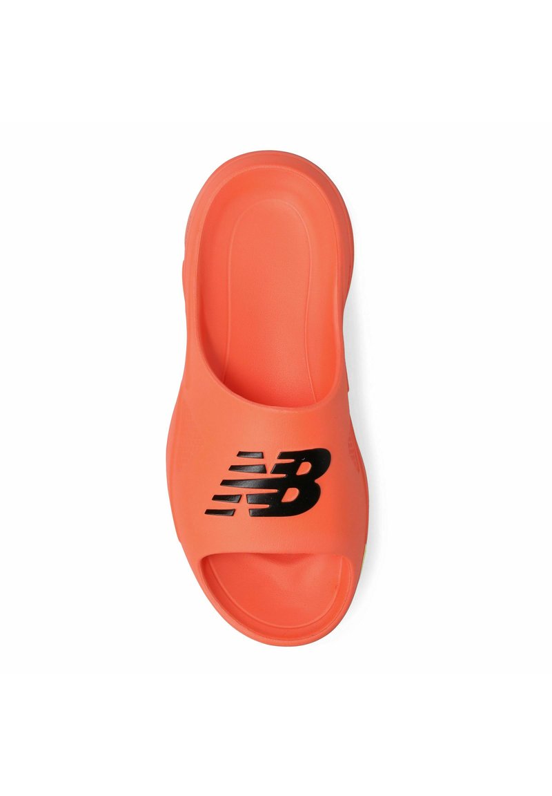 Orangefarbener Rutsch-Sandale aus Gummi mit offenem Zehendesign, ausgestattet mit einem schwarzen Logo auf der Oberseite. Glatte Textur, minimale Details.