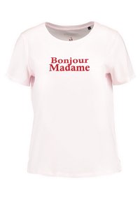 Světle růžové tričko s krátkým rukávem, na přední straně s textem "Bonjour Madame" v tučném červeném písmu, vyrobené z měkké tkaniny.