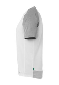 T-shirt pour homme à manches courtes avec un corps blanc et des manches grises. Fabriqué en tissu doux avec une texture lisse et une étiquette de marque discrète.