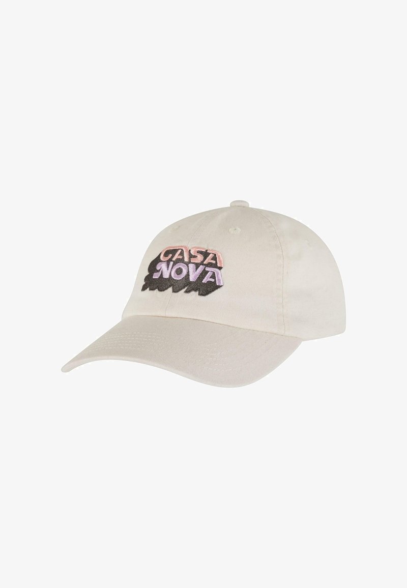 Beige cepure, izgatavota no kokvilnas, ar izliekto mali. Rotāta ar izšūtu "CASA NOVA" logo rozā, melnā un violetā krāsā. Aizmugurē regulējama siksniņa.