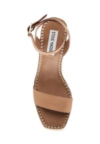 Sandalo espadrillas color beige con ampia fascia incrociata in pelle testurizzata, una sottile cinghia alla caviglia e cuciture bianche lungo la suola.
