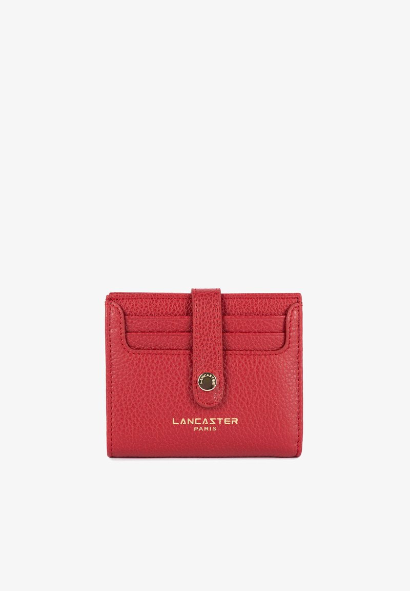 Portefeuille en cuir rouge texturé avec fermeture pression, quatre emplacements pour cartes et logo doré "Lancaster Paris" sur le devant.