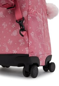 Valigia rosa con motivi floreali e gatti bianchi, con una base nera, ruote in gomma e un accento di pompon peloso.