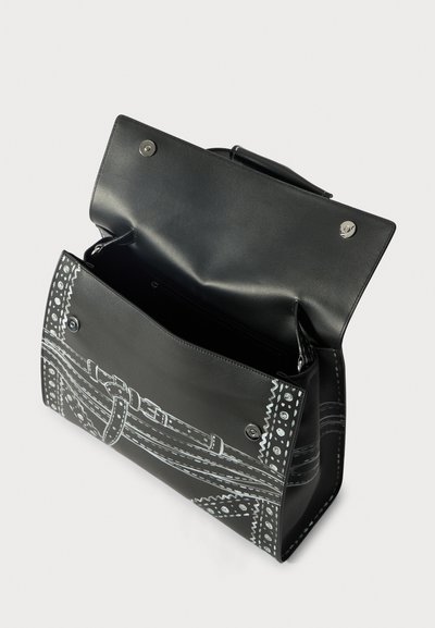 Saco de couro preto com detalhes gráficos brancos. Possui um design estruturado, abertura no topo e fechos de pressão. Compartimento interior com características.