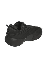 Svart atletisk sko med ett strukturerat mesh-övre, rundad tå och vadderad krage. Har en elegant design och en gummisula med greppdetaljer.