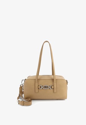 Borsa rettangolare in pelle color cuoio con doppi manici, tracolla removibile e dettaglio frontale con chiusura geometrica argentata.