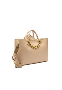 Borsa a mano sintetica beige con superficie texturizzata, dettagli in catena dorata, doppi manici e tracolla rimovibile. Presenta il logo del marchio.