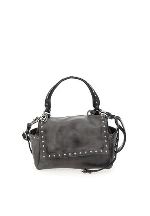 Schwarze Lederhandtasche mit silbernen Nieten, kurzem Griff und verstellbarem Schulterriemen.