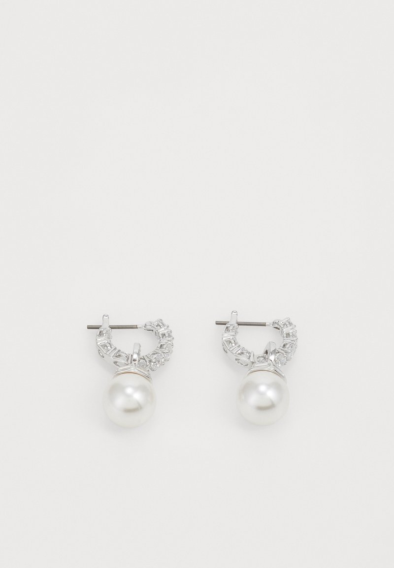 Boucles d'oreilles créoles en argent avec des pierres précieuses claires et de grandes perles blanches rondes suspendues à chaque anneau.