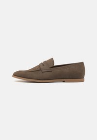 Unselected, dark brown