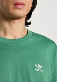 adidas Originals ESSENTIAL TEE - Základné tričko - preloved green
