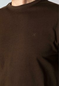 Clean Cut Copenhagen STABLE - T-shirts - dark brown