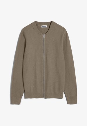 Cardigan marrón de punto con cremallera, con cuello, puños y dobladillo acanalados, extendido mostrando el lado frontal y cierre de cremallera plateada.