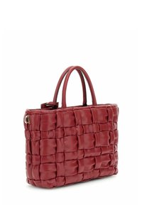 Bolso de cuero rojo con un diseño trenzado, que presenta dos asas redondeadas y una forma estructurada. Incluye un detalle de hardware plateado en el lateral.