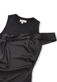 Musta mekko, jossa on olkaintasku, sileä satiininen pinta ja hillitty röyhelöyksityiskohta vartalon ympäri. Tarralappu näkyvissä sisältä.