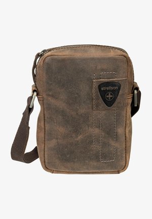 Braune Leder-Schultertasche mit Reißverschluss, ausgestattet mit einer Vordertasche, weißen Stikdetails und einem verstellbaren Stoffriemen.
