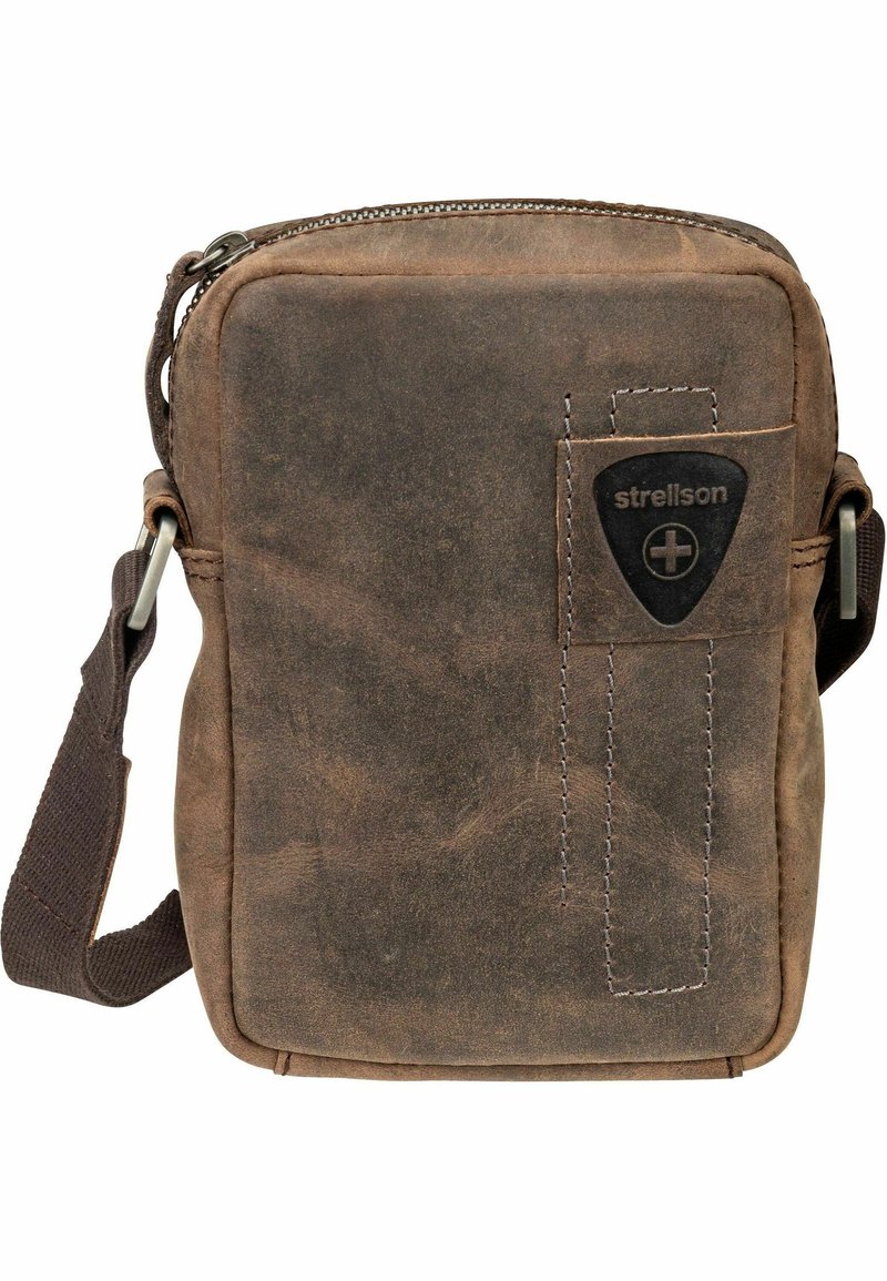 Borsa a spalla in pelle marrone con chiusura a zip, dotata di tasca frontale, dettagli con cuciture bianche e tracolla in tessuto regolabile.
