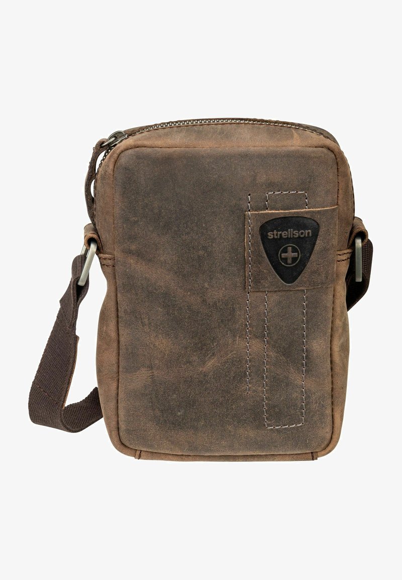 Borsa a spalla in pelle marrone con chiusura a zip, dotata di tasca frontale, dettagli con cuciture bianche e tracolla in tessuto regolabile.