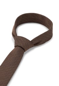 Braun strukturiertes Krawatte mit einem gewebten Muster, die ein geknotetes Design am Hals aufweist. Der Stoff hat eine weiche Oberfläche und ist rechteckig geformt.