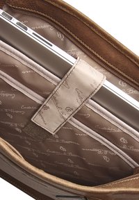 Leder Laptop-Tasche mit braunem Äußeren. Das Innere ist mit einem beigen Futter mit einem Logomuster und einem Riemen zum Sichern des Geräts ausgestattet.