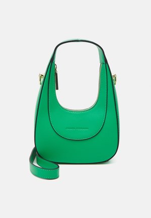 Grøn læderhåndtaske med buet top-håndtag og aftagelig skulderrem, guldfarvet lynlås og "Chiara Ferragni" prægede logo foran.