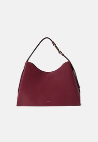 Borsa a spalla in pelle borgogna con una silhouette curva, finitura testurizzata e una singola tracolla regolabile. Dettaglio del logo dorato sul davanti.