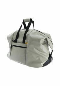 Große, weichseitige Sporttasche aus hellgrauem, wasserdichtem Material mit schwarzen Akzenten. Verfügt über obere Griffe, eine vordere Reißverschlusstasche und ein geräumiges Innenfach.