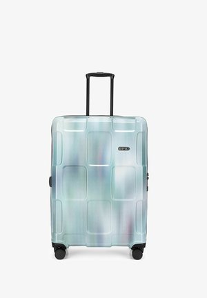 Valise rigide argentée avec quatre roues et une poignée noire allongée, marquée "EPIC" à l'avant.