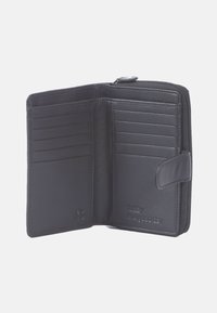 Zwarte leren portemonnee met acht kaartsleuven, RFID-bescherming en een ritsluiting. Het interieur heeft een gladde textuur en een reliëftekstdetail.