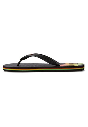 Sandales flip-flop noires avec une sangle texturée et une semelle extérieure rayée multicolore en rouge, vert et jaune. Dotées d'une semelle plate.