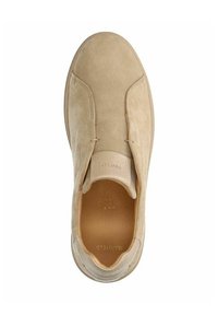 Beige suede sneaker met een ronde neus en elastische zijpanelen. Beschikt over een glad leren binnenzool en een schoon, minimalistisch ontwerp.