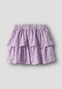 Jupe mauve clair avec volants superposés, présentant un imprimé floral en rouge, orange et jaune. Taille élastique pour un ajustement adaptable.