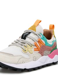 Sneaker con tomaia in mesh e suede, caratterizzati da accenti arancioni, verdi e rosa, suola ammortizzata e dettagli hardware decorativi.