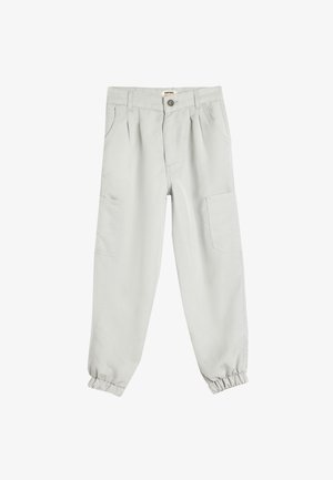 Lys grå cargo-bukser med stram elastisk manschet og plisseret front samt to sidelommer. Fremstillet af vævet stof.