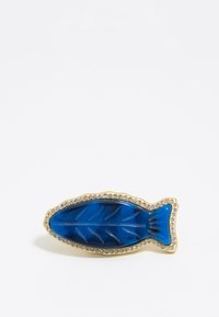 Blauwe visvormige broche met een gestructureerd oppervlak, gouden rand en bezet met heldere strass-stenen langs de rand.