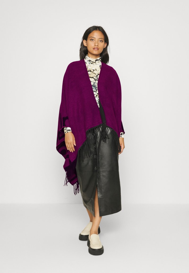 Poncho Donna Desigual – Stampa Animali, Frange E Design Originale In Acrilico