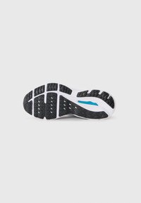 Semelle extérieure en caoutchouc noir avec une texture antidérapante, semelle intermédiaire blanche avec un accent bleu, et un design épuré pour la performance et le soutien.
