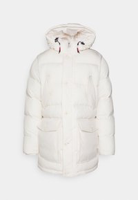 Hvid pufferjakke med hætte, to frontlommer og knaplukning. Blød tekstur med quiltet mønster og justerbare snore.
