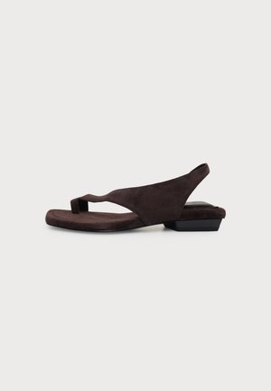 Sandale en daim marron à bout carré, bride avant type tongs, petit talon bloc et bride arrière à la cheville, présentée de profil sur fond blanc.