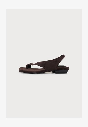 Sandale en daim marron à bout carré, bride avant type tongs, petit talon bloc et bride arrière à la cheville, présentée de profil sur fond blanc.
